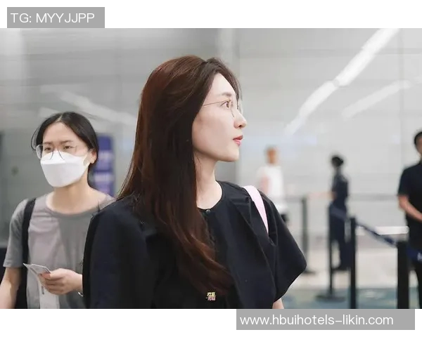 江疏影与足球明星的偶遇瞬间引发热议粉丝们纷纷围观分享精彩时刻 江疏影与足球明星的偶遇瞬间引发热议粉丝们纷纷围观分享精彩时刻